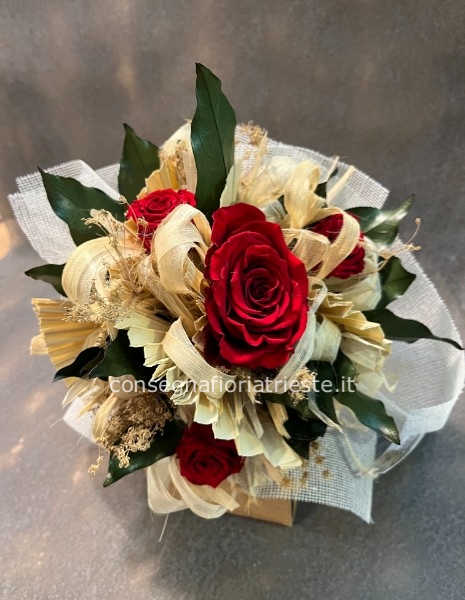 Bouquet di fiori secchi e rosa stabilizzata