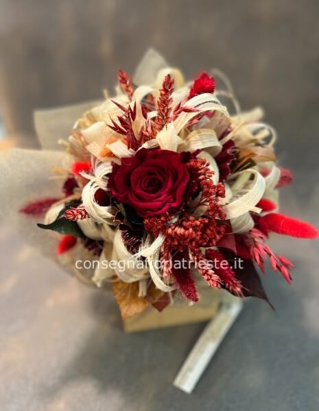 Bouquet di fiori secchi e rose stabilizzate