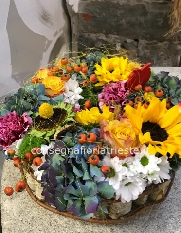 Cesto di fiori assortiti di stagione