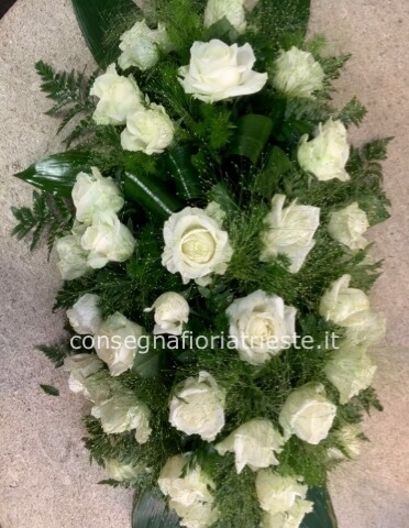 cuscino con rose bianche e verdi
