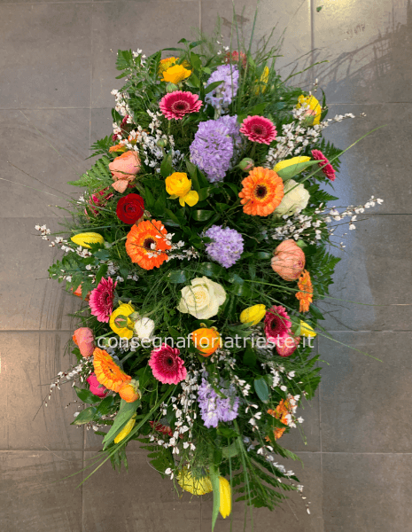 cuscino con fiori freschi assortiti, colorati.