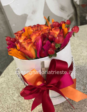 Flower box con rose fresche dai toni caldi