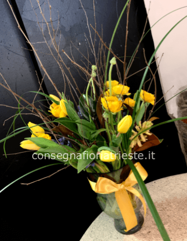 composizione con fiori freschi in vaso elegante » Fiori a Trieste.  Acquisto, invio e consegna fiori a domicilio a Trieste.
