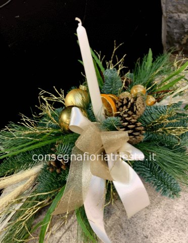 centrotavola natalizio con candela bianca 