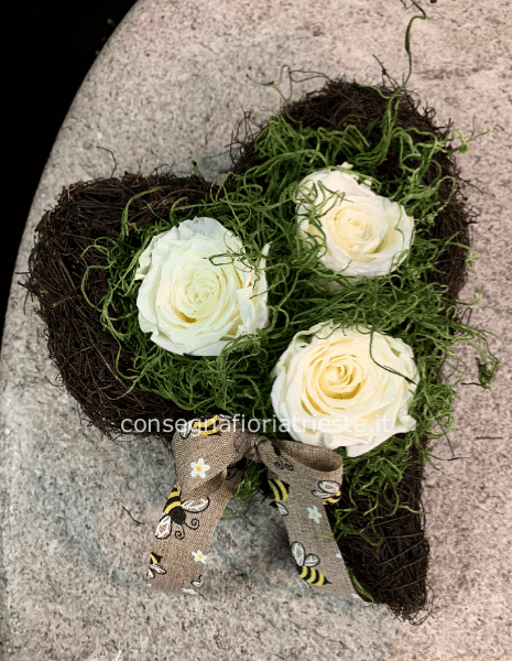 composizione con 3 rose stabilizzate in cuore di vimini