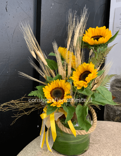 Composizione girasoli e spighe in vaso di vetro