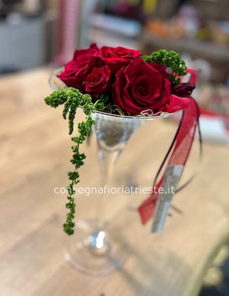 alzata in vetro con rose stabilizzate