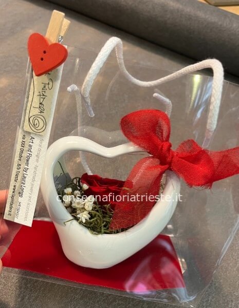 Cuore porcellana con rosa stabilizzata in borsetta trasparente