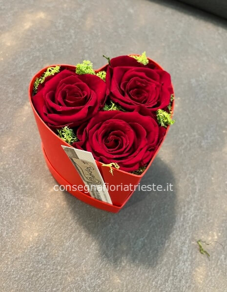 Box a forma di cuore con 3 rose stabilizzate 10x12x11