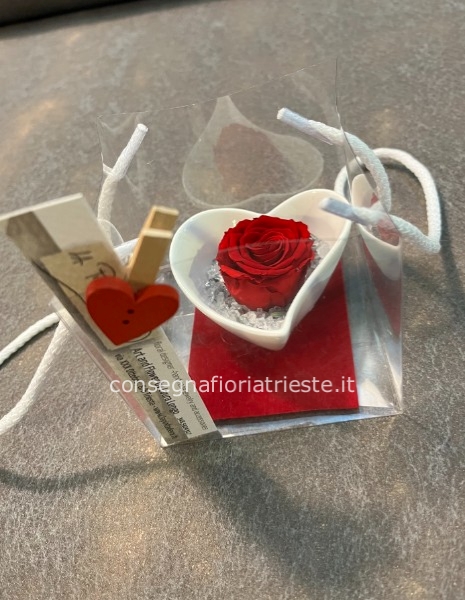 Cuore di ceramica con 1 rosa stabilizzata e cristallini in borsetta trasparente 