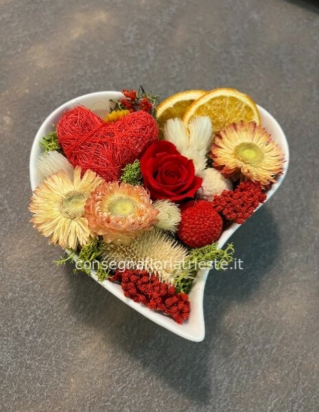 Cuore di ceramica con rose stabilizzate e fiori secchi