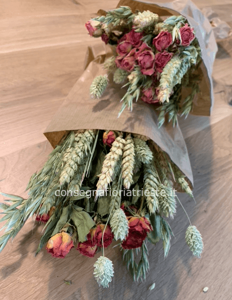 mazzo fiori secchi con roselline rosa chiaro